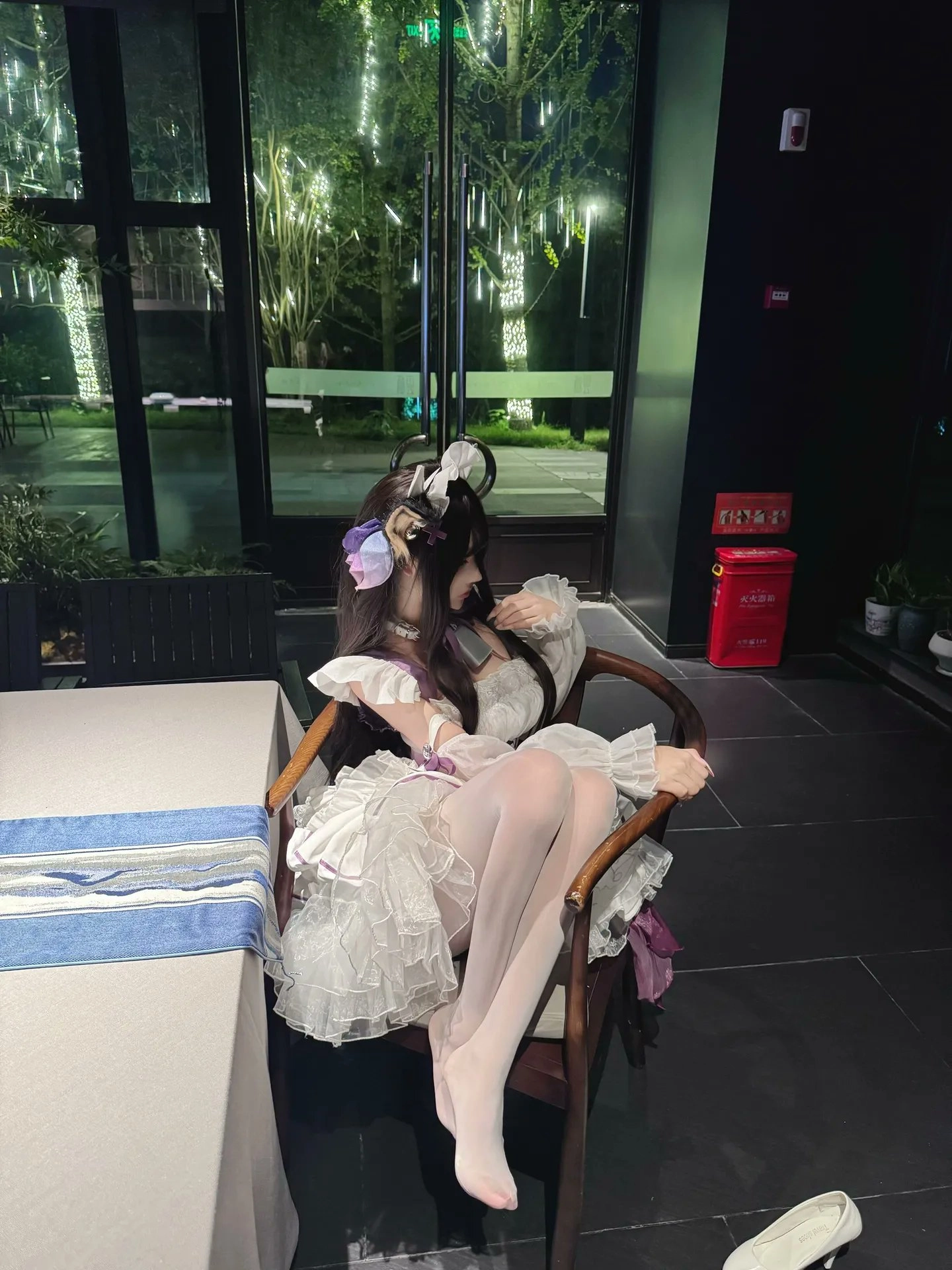 穿着白色裙子的女人坐在椅子上。