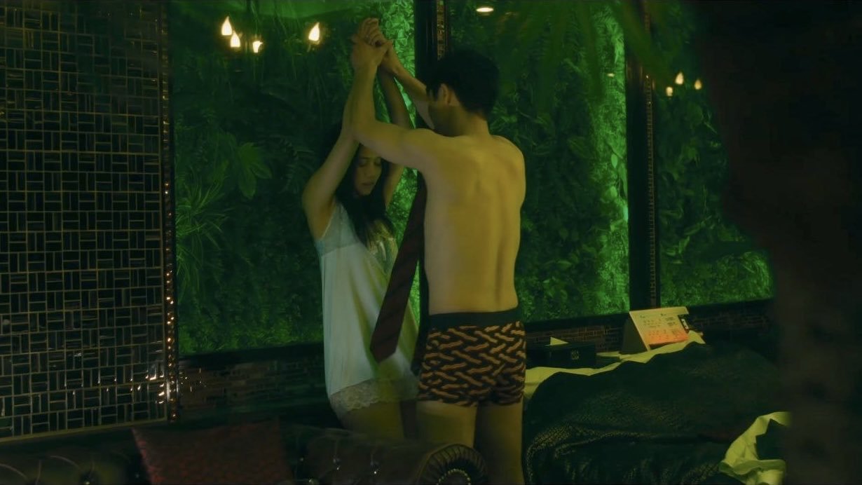 穿着白色衣服的女人在镜子里看着她的反射。