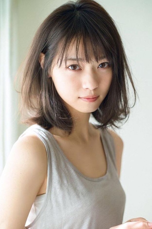 短发的女人和一个灰色的坦克顶部。