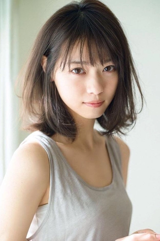 短发的女人和一个灰色的坦克顶部。