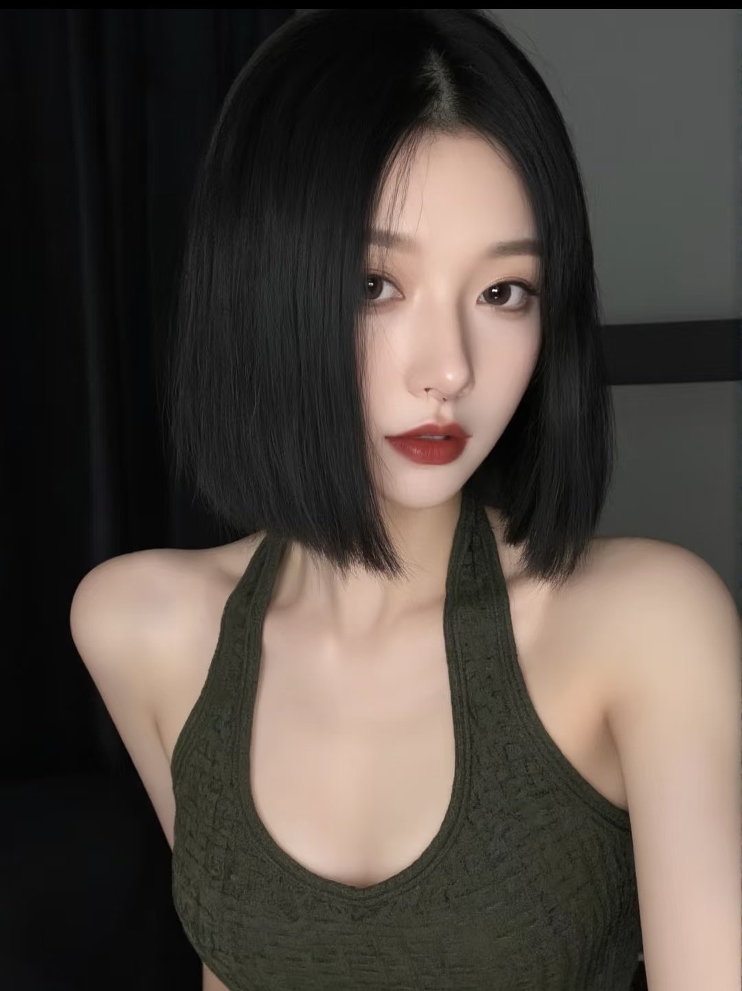 黑头发的女人和一个绿色的坦克顶部。