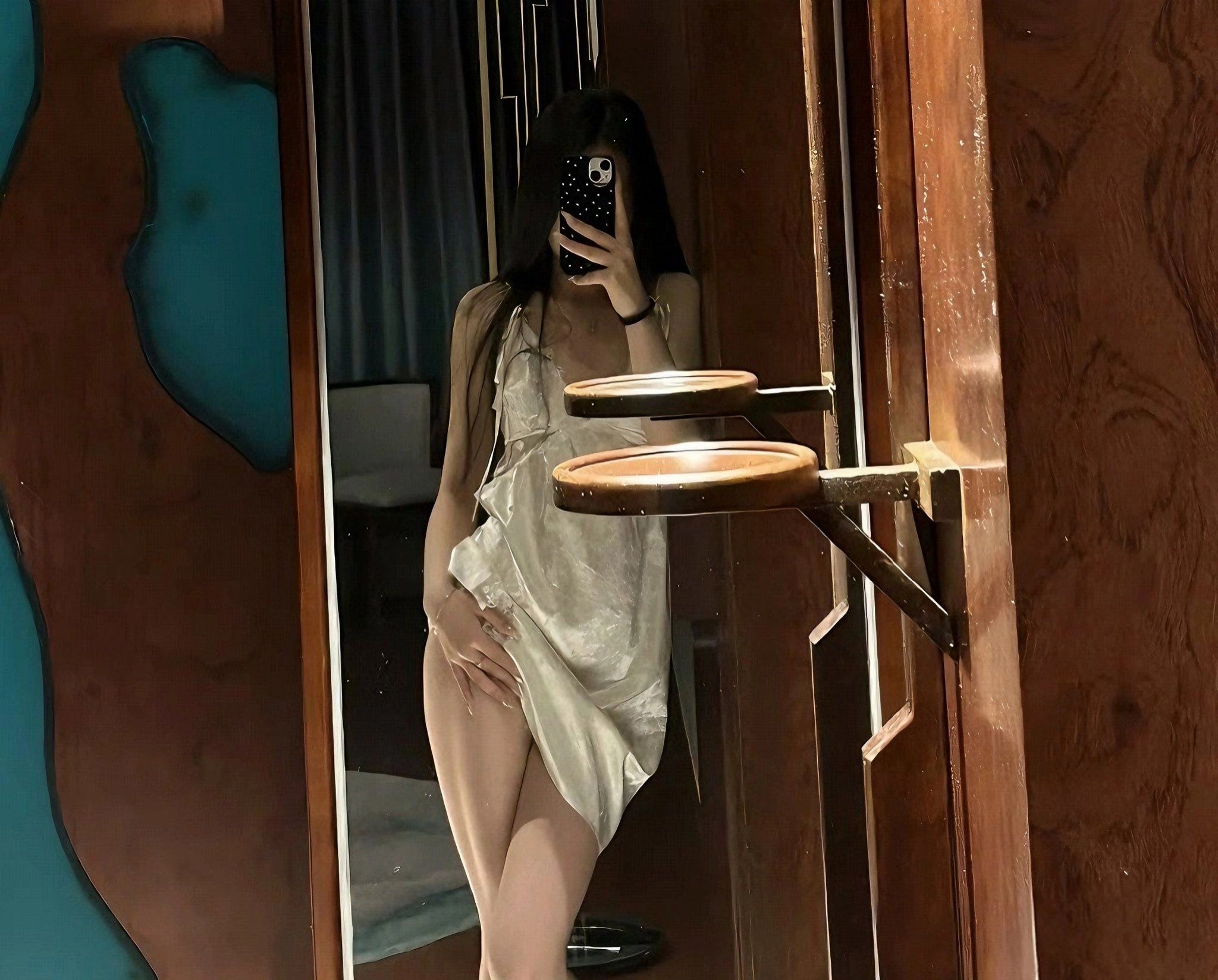 女人在镜子里拍自拍。