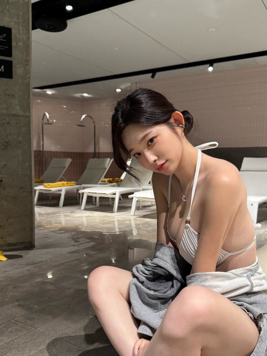 穿白色浴衣的女人坐在椅子上。