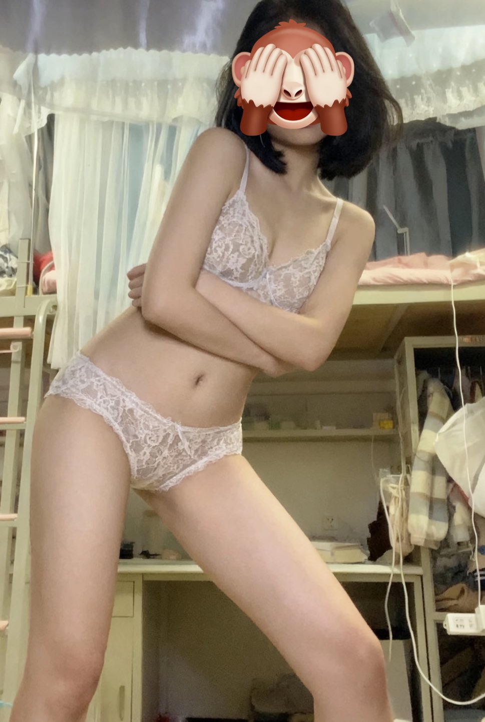 女人在脸上放着狗的脸。