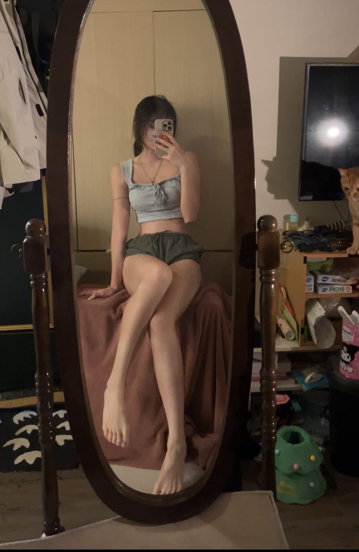 女人在镜子前拍自拍。