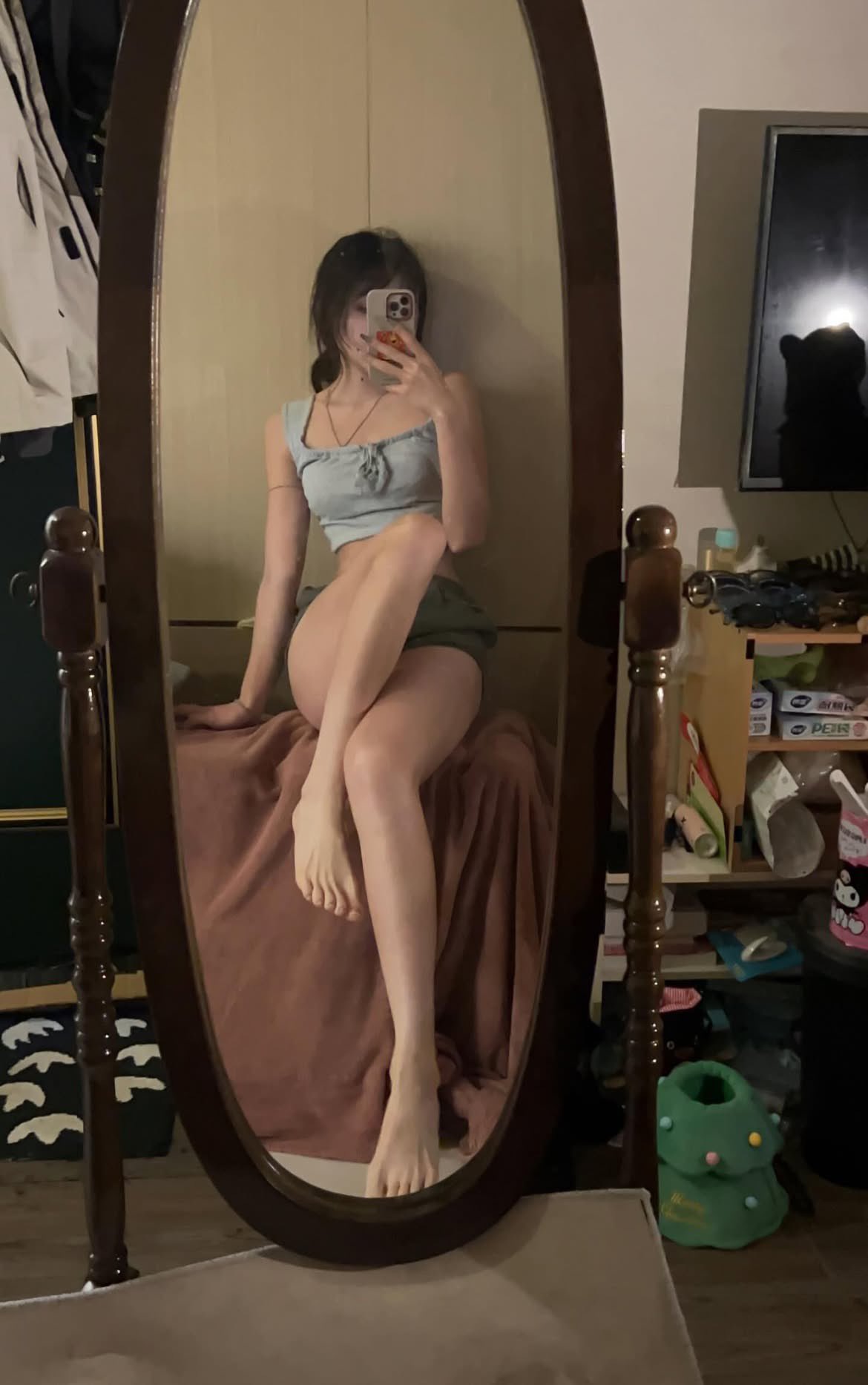 女人在镜子前拍自拍。