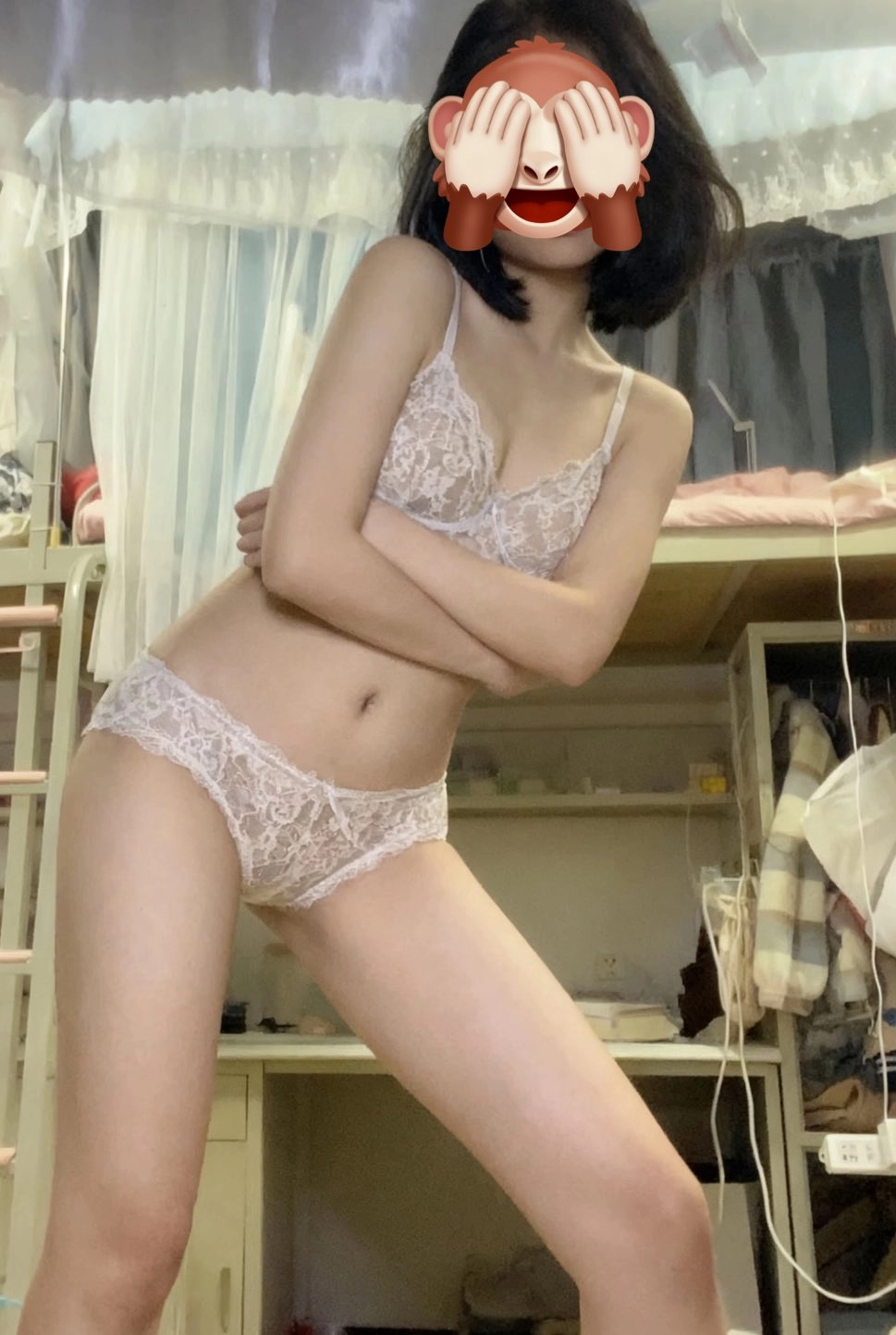 女人在脸上放着狗的脸。