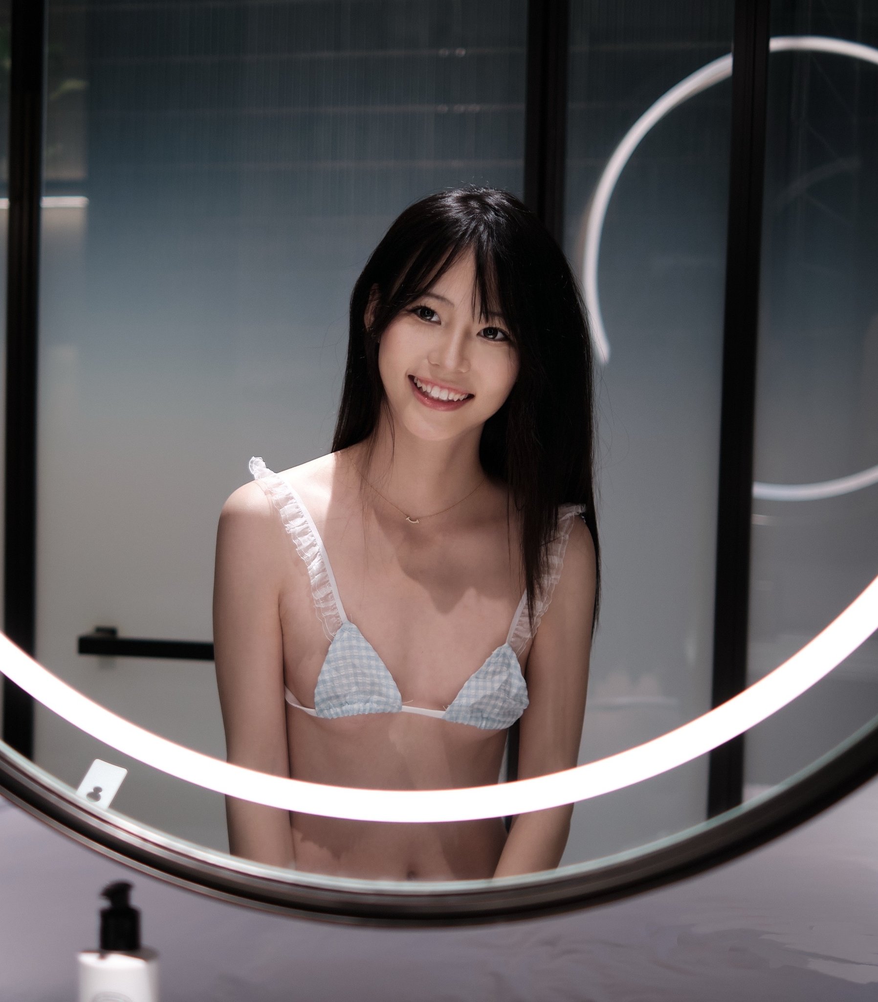 穿比基尼顶和手的女人在相机上微笑。