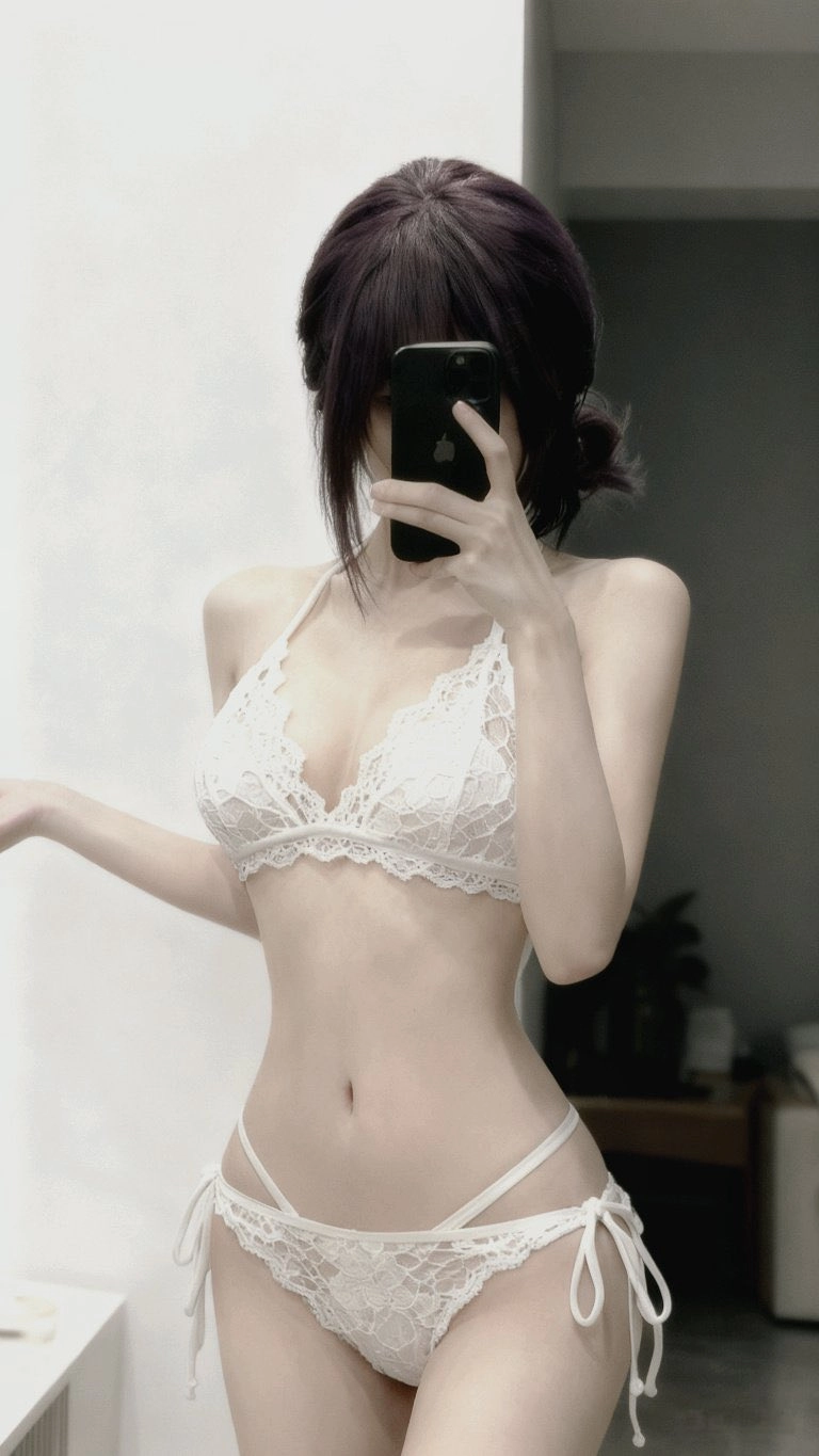 女人用手机拍自拍。