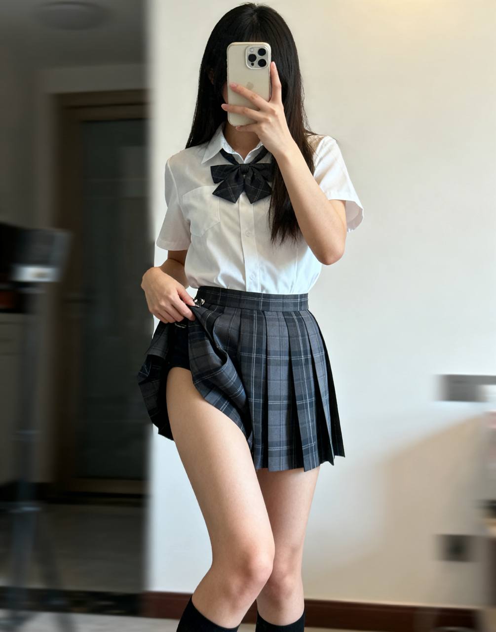 女人用手机拍自拍。