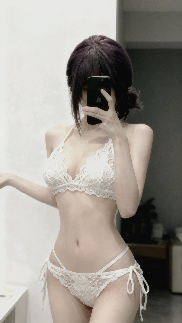 女人用手机拍自拍。