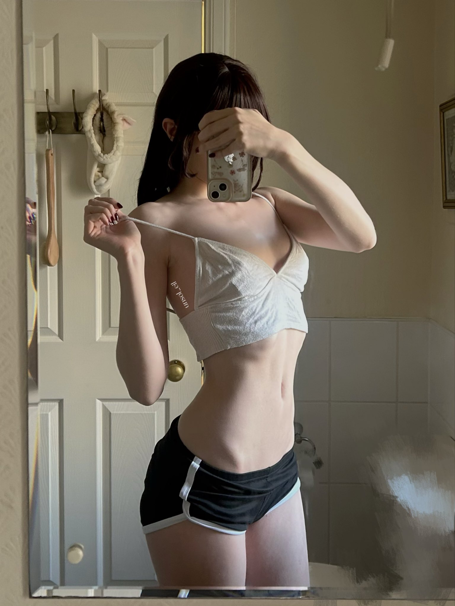 女人在镜子前拍个自拍。