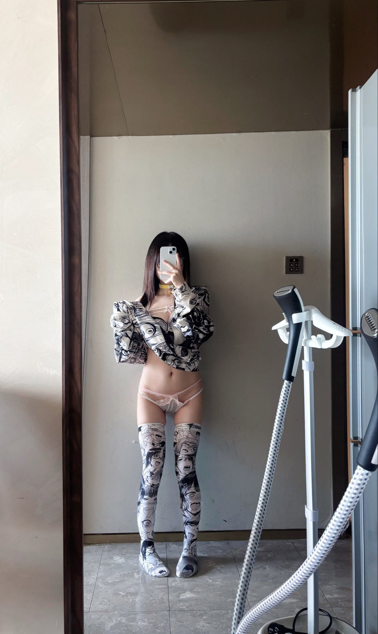 女人在镜子前拍自拍。