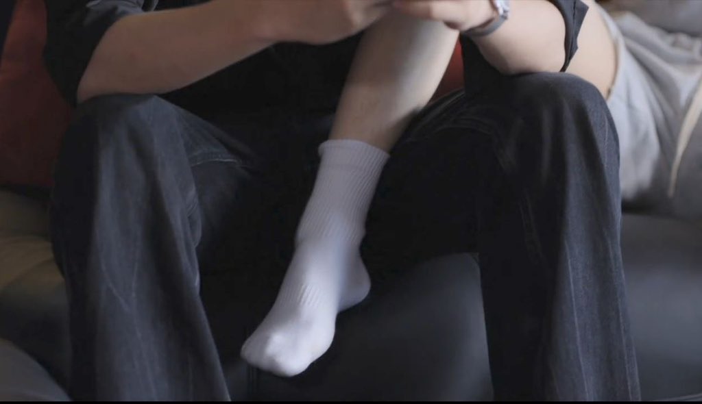 男人抱着婴儿。