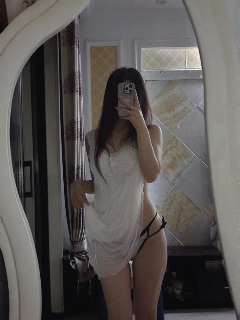 女人在镜子里拍自拍。