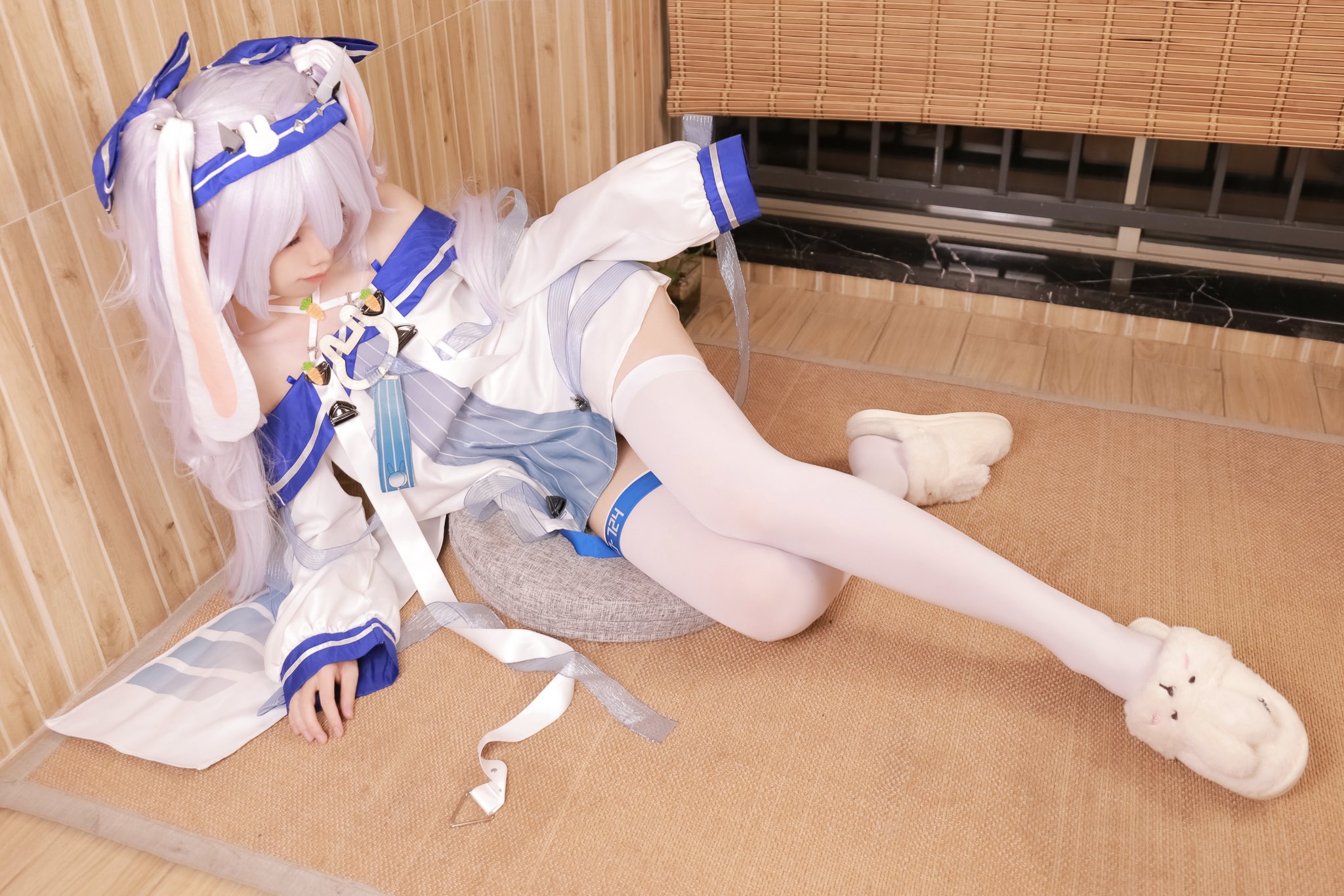 穿着白色衣服的女人为一张照片而立场。