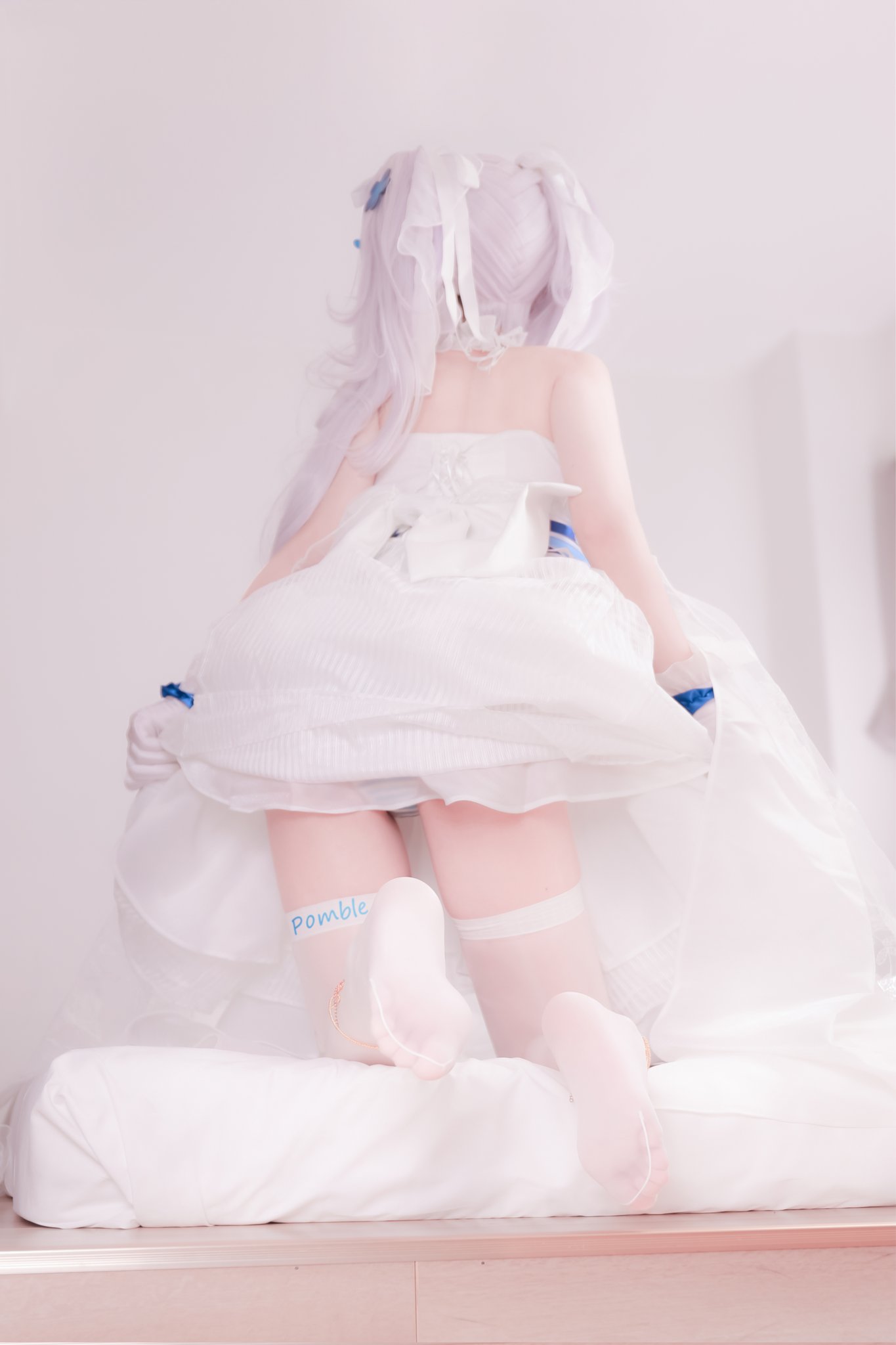 穿着白色衣服的女人为一张照片而立场。