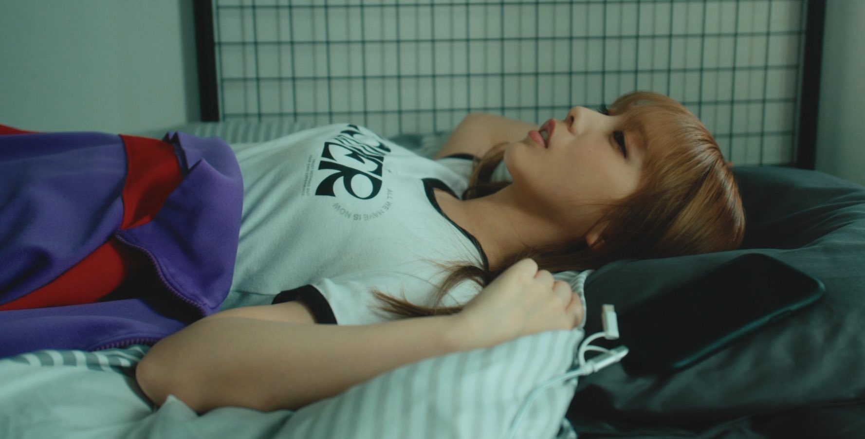 一位女人穿着一件白色衬衫,上面写着“花”。