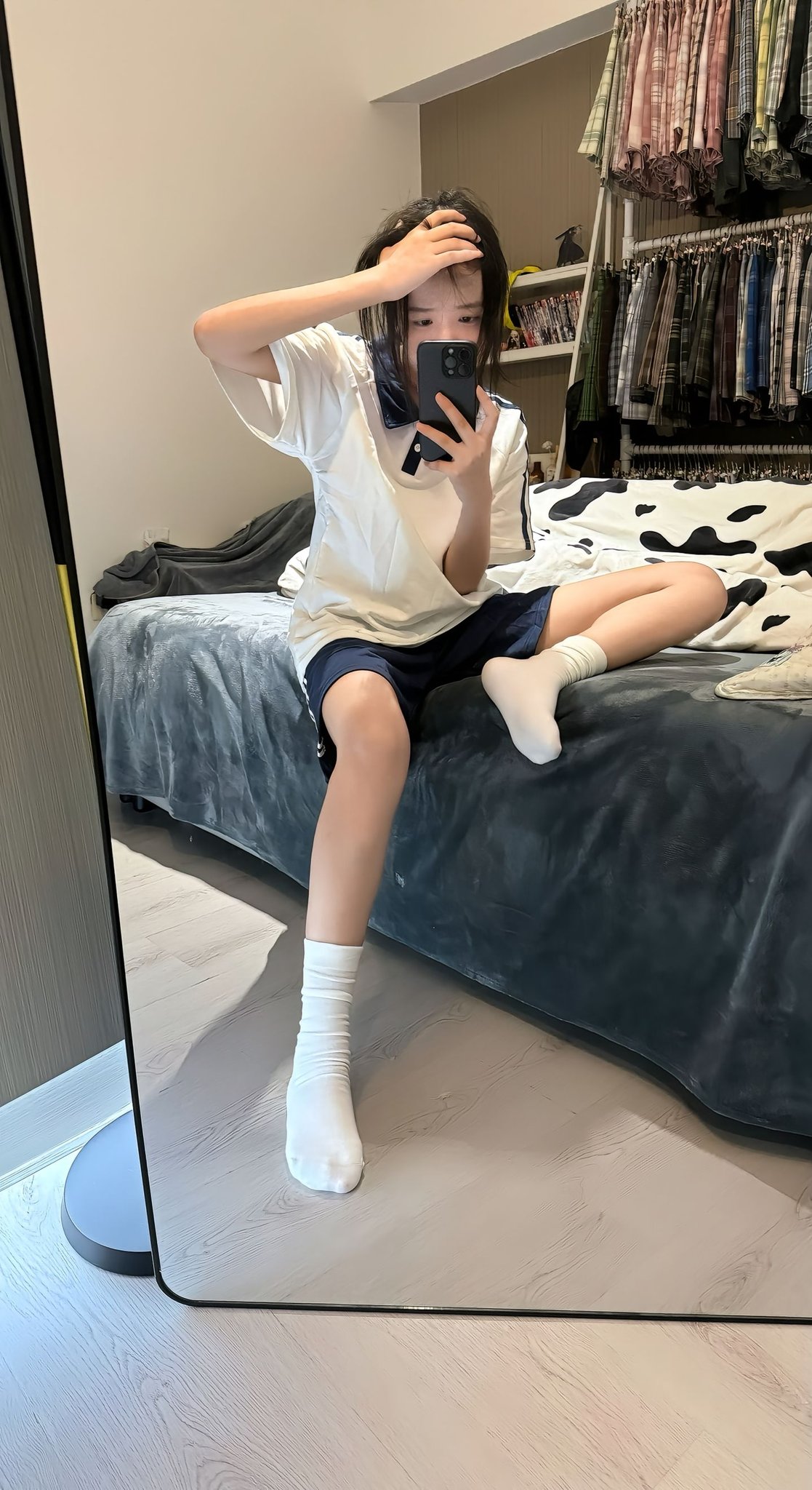 年轻人用手机拍自拍。