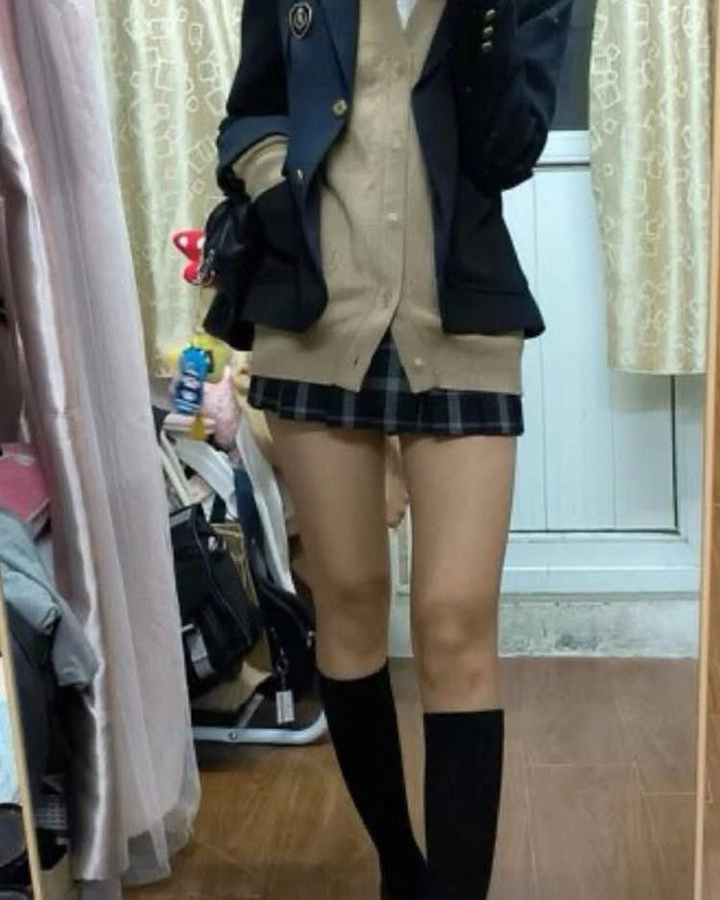 穿着棕色夹克和黑色袜子的女人。