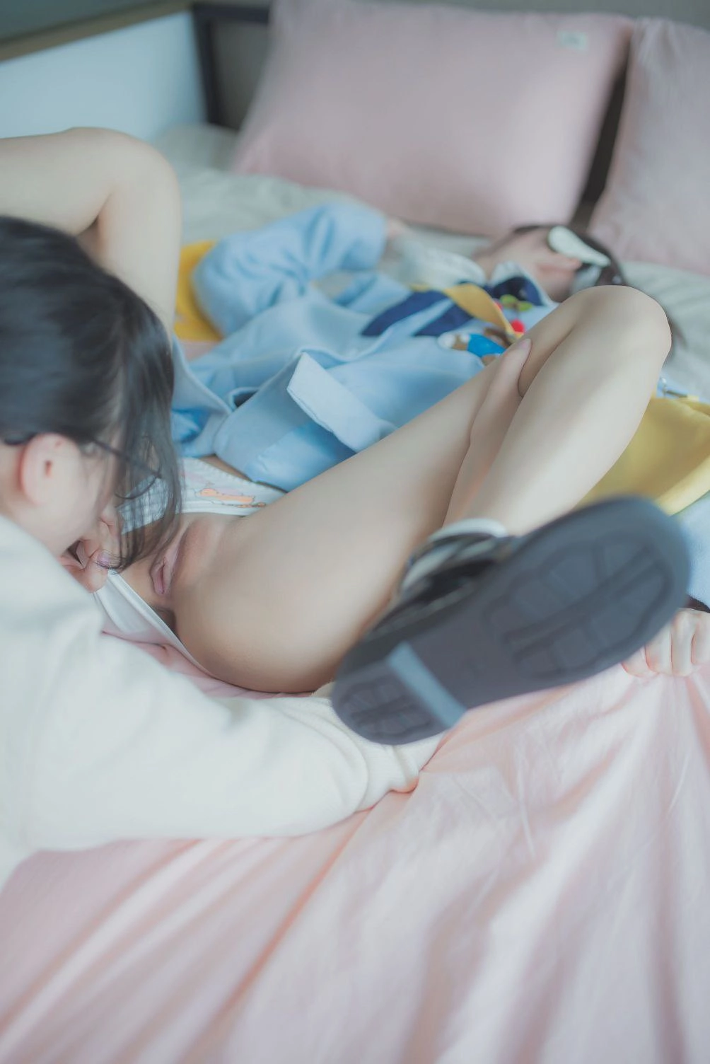 Hai cô gái quan hệ tình dục trên giường.