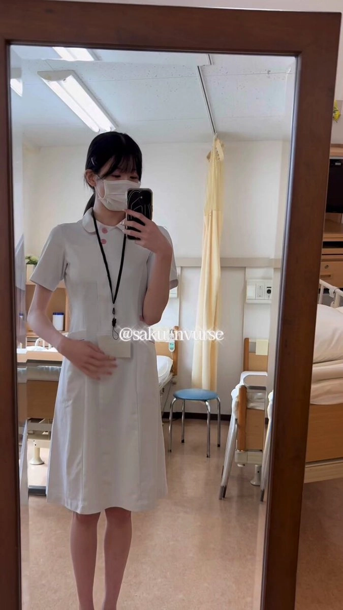 一位戴着面具的女人拍了一张自拍。