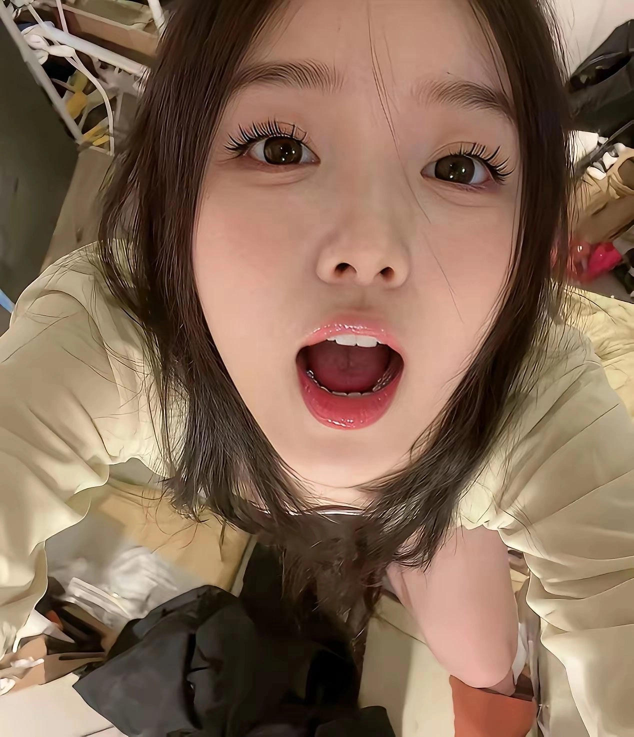 有张嘴的女孩。