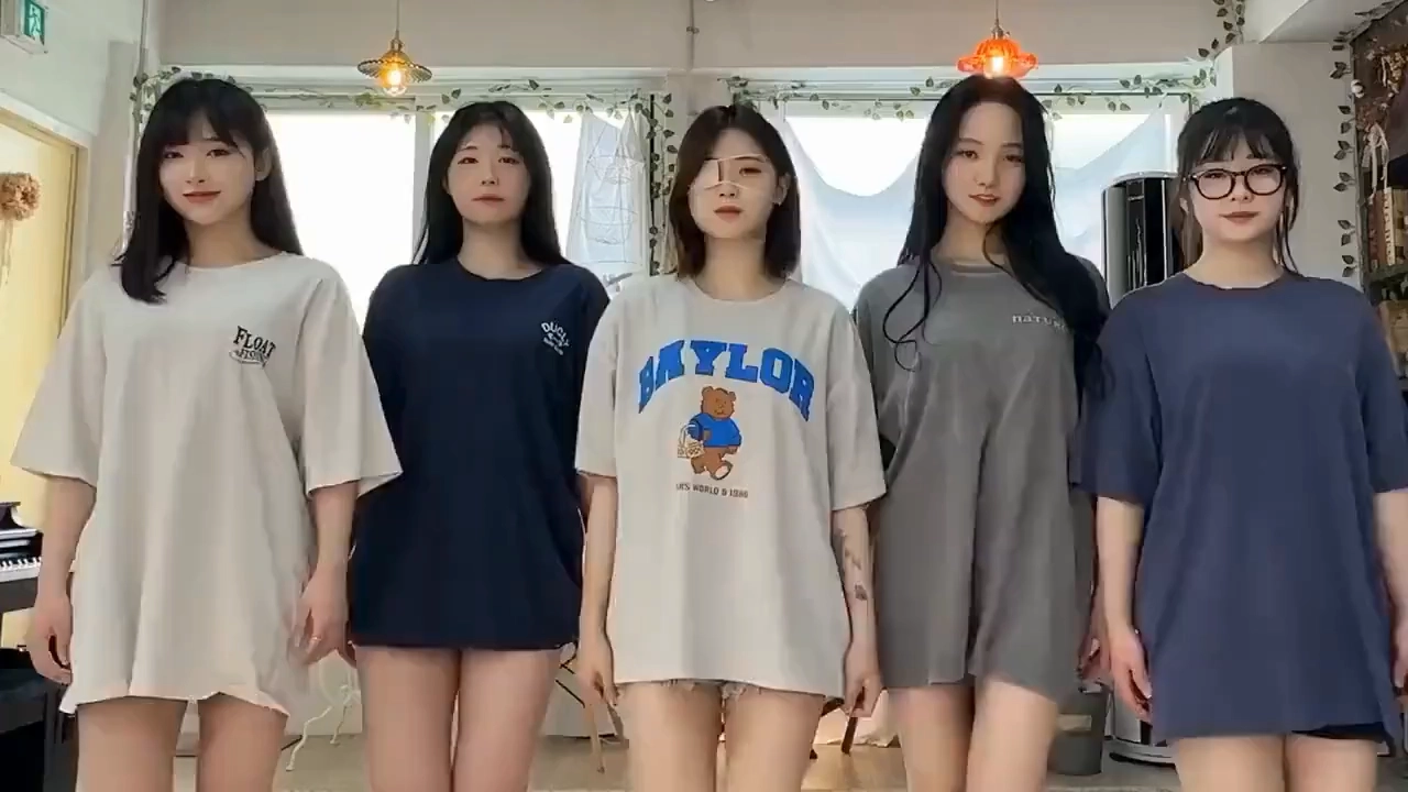 四个女孩穿着贝洛衬衫。