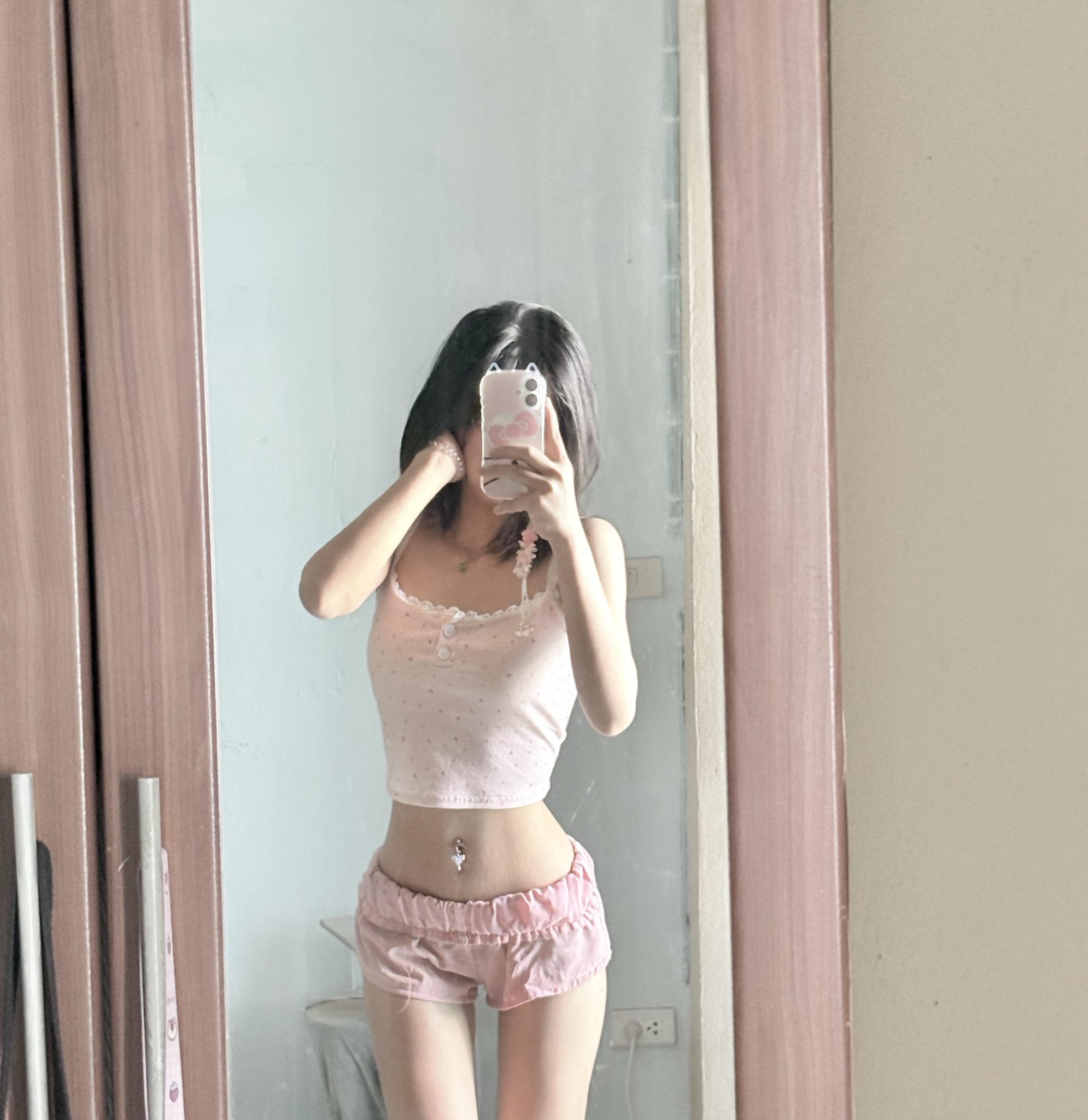 女人在镜子里拍自拍。