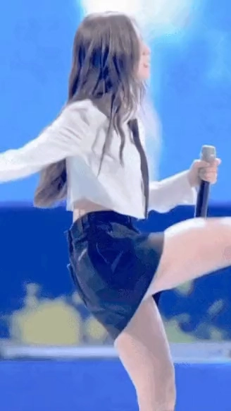 女人在麦克风里唱歌。