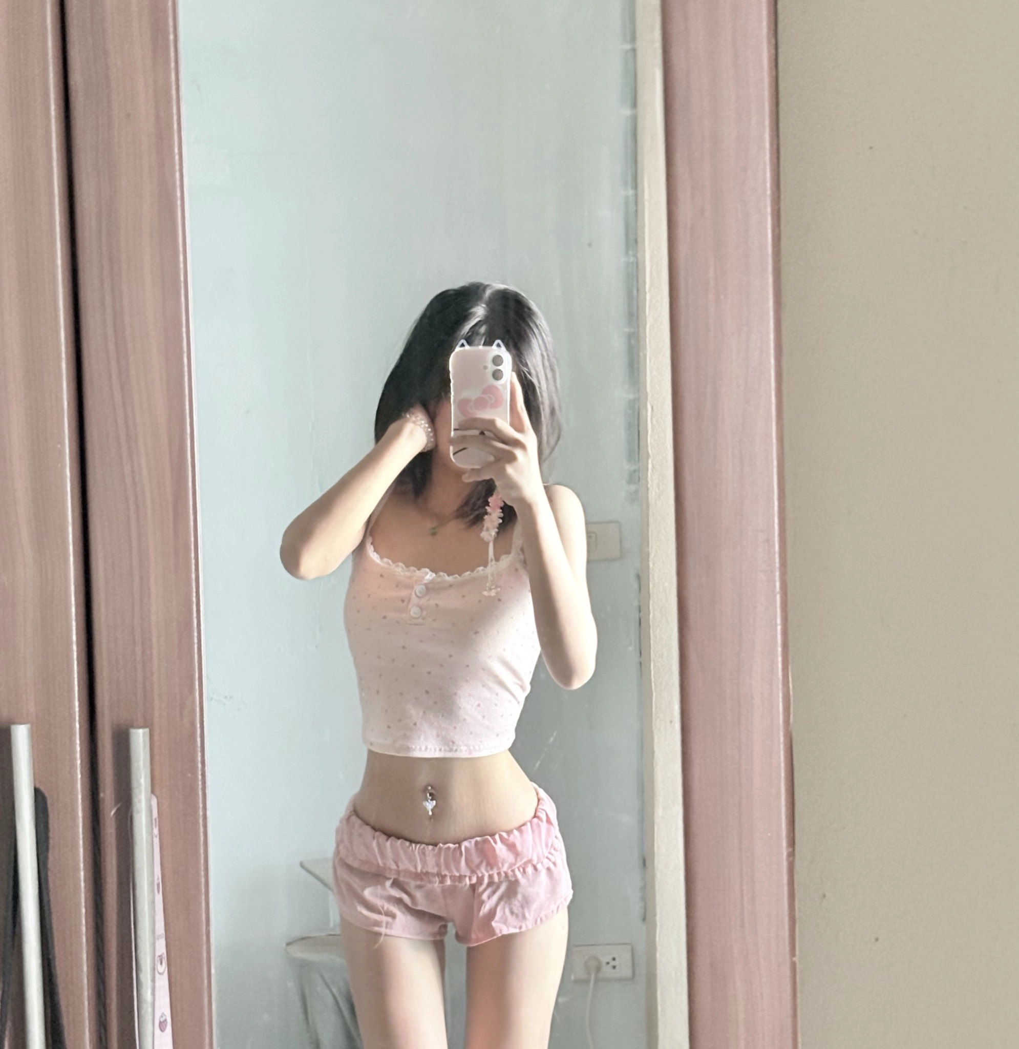 女人在镜子里拍自拍。