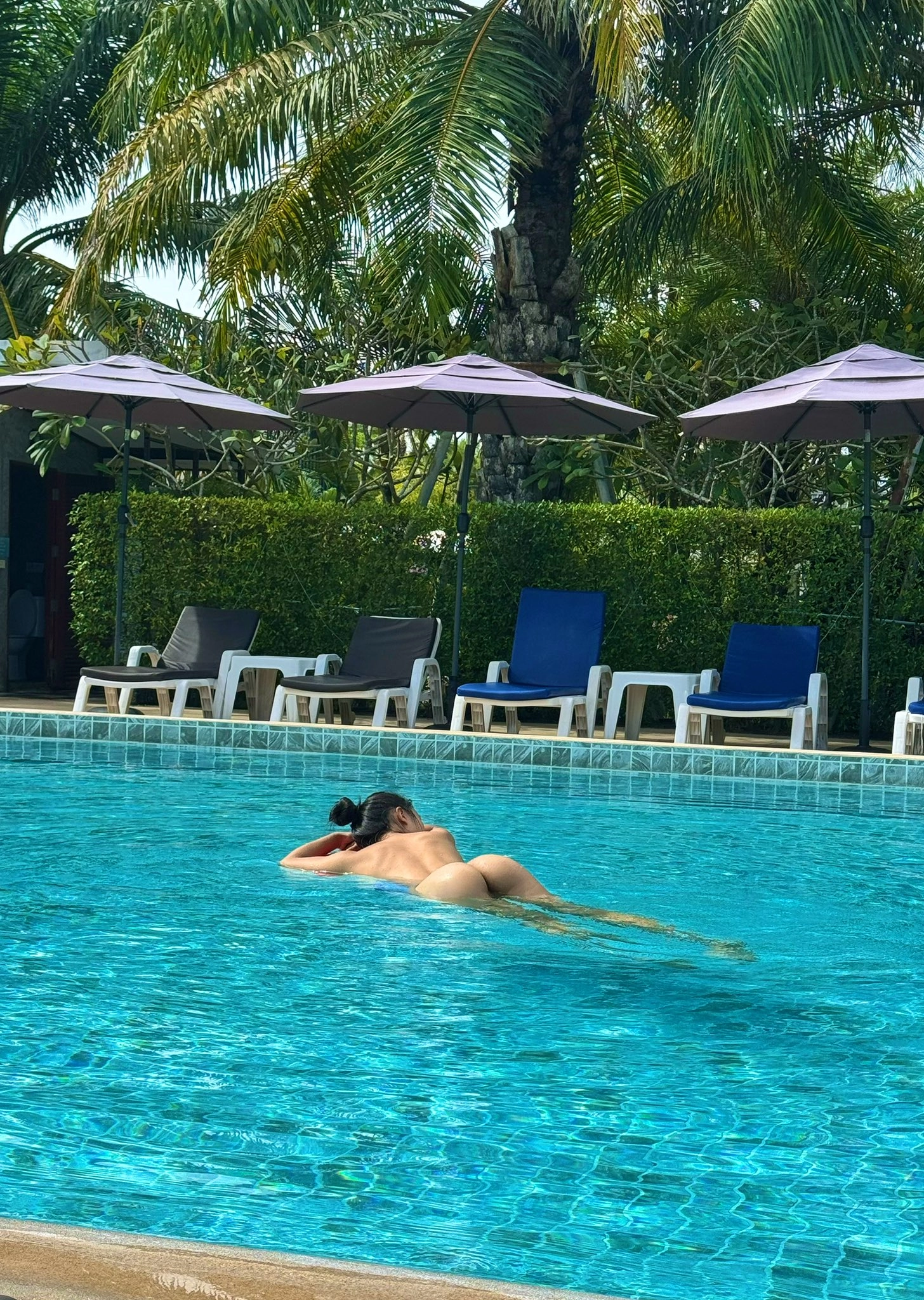 女人在游泳池里游泳。