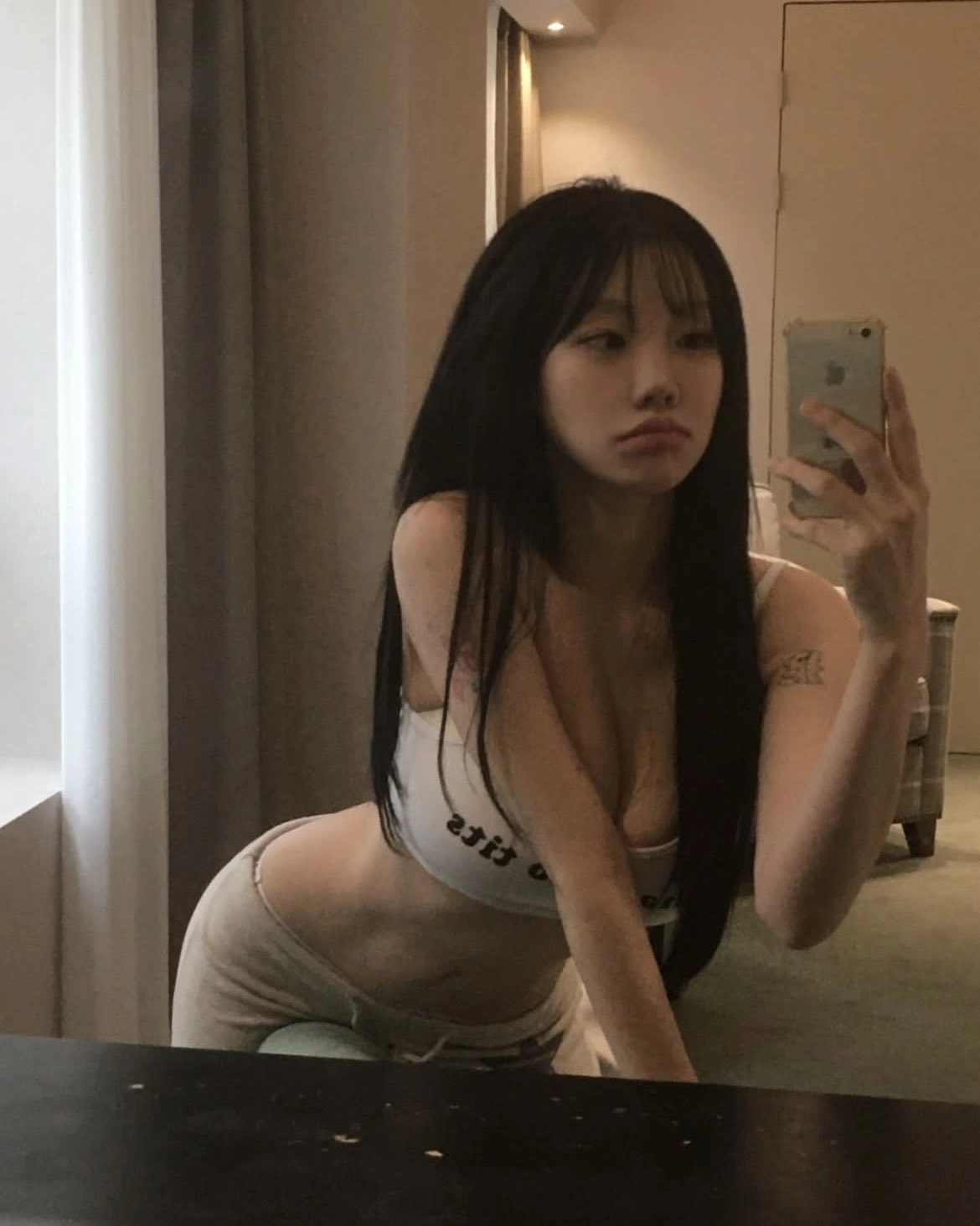 女人在镜子前拍自拍。