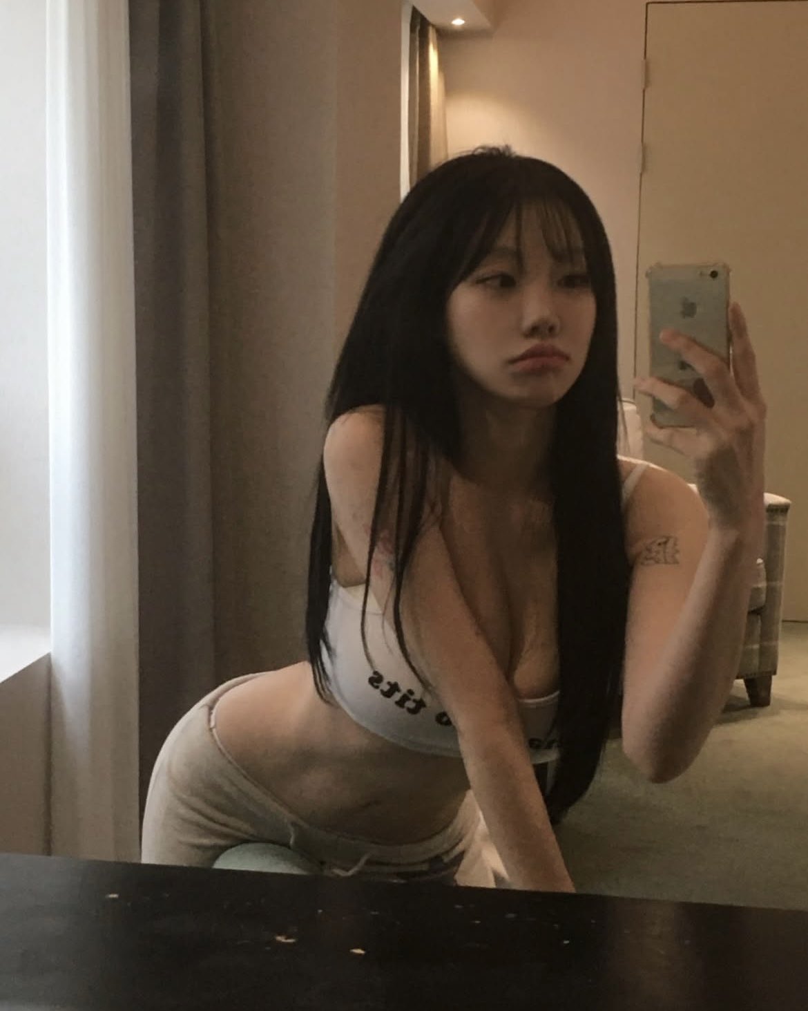 女人在镜子前拍自拍。