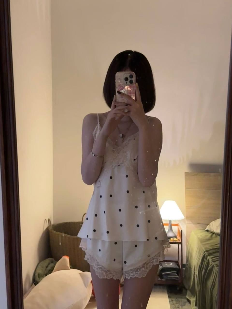 女人在镜子里拍自拍。