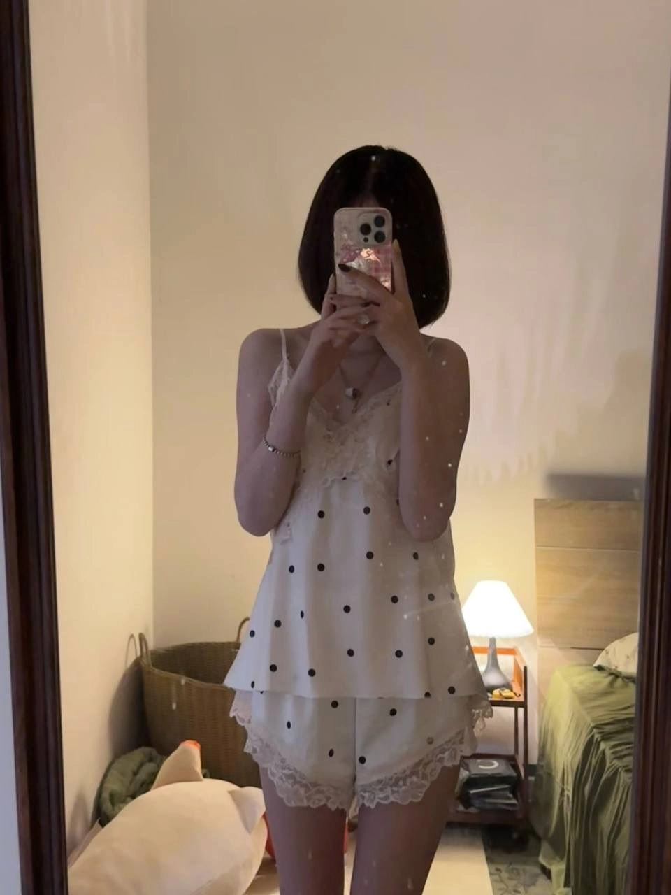 女人在镜子里拍自拍。