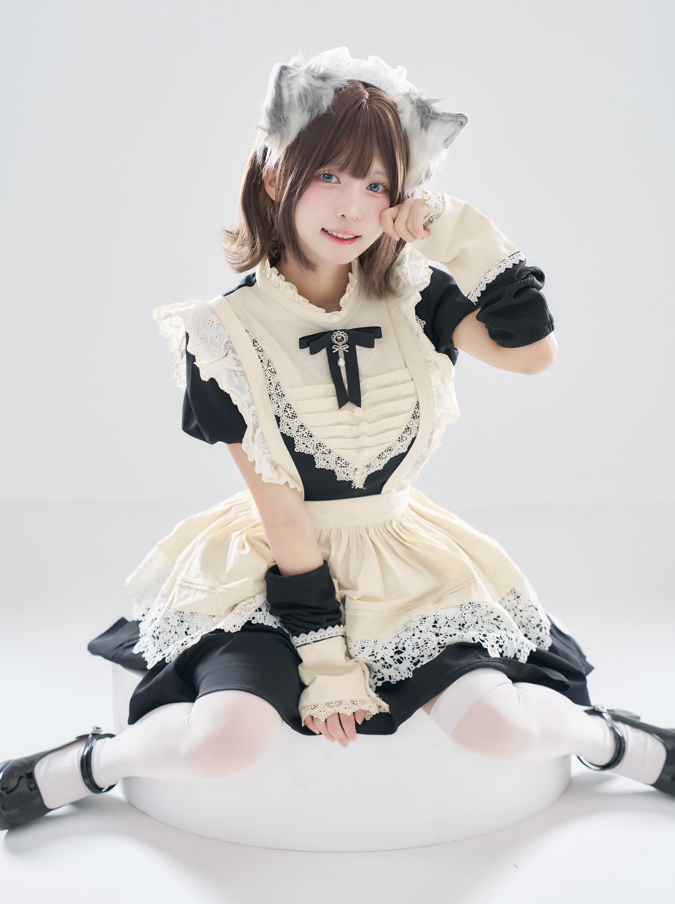 穿着女仆服装和狼头带的女人。