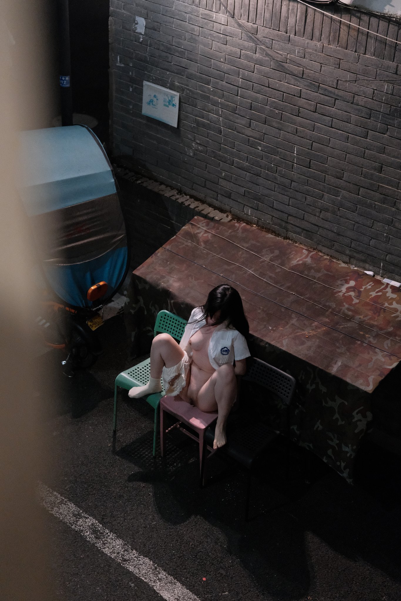 女人坐在外面的椅子上。