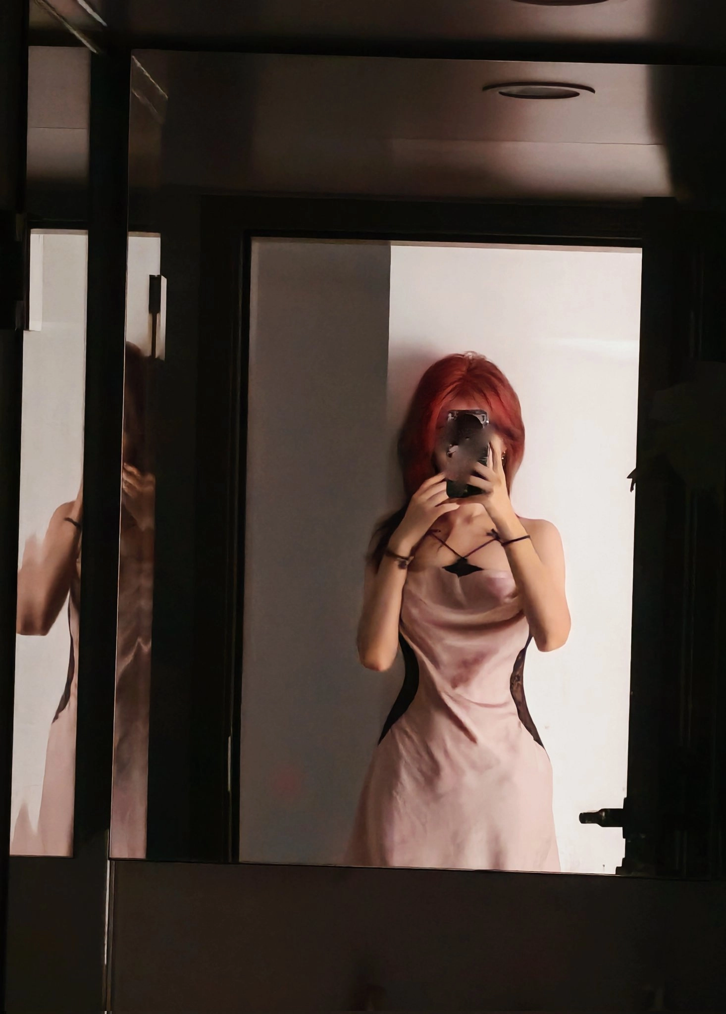 女人在镜子里拍自拍。