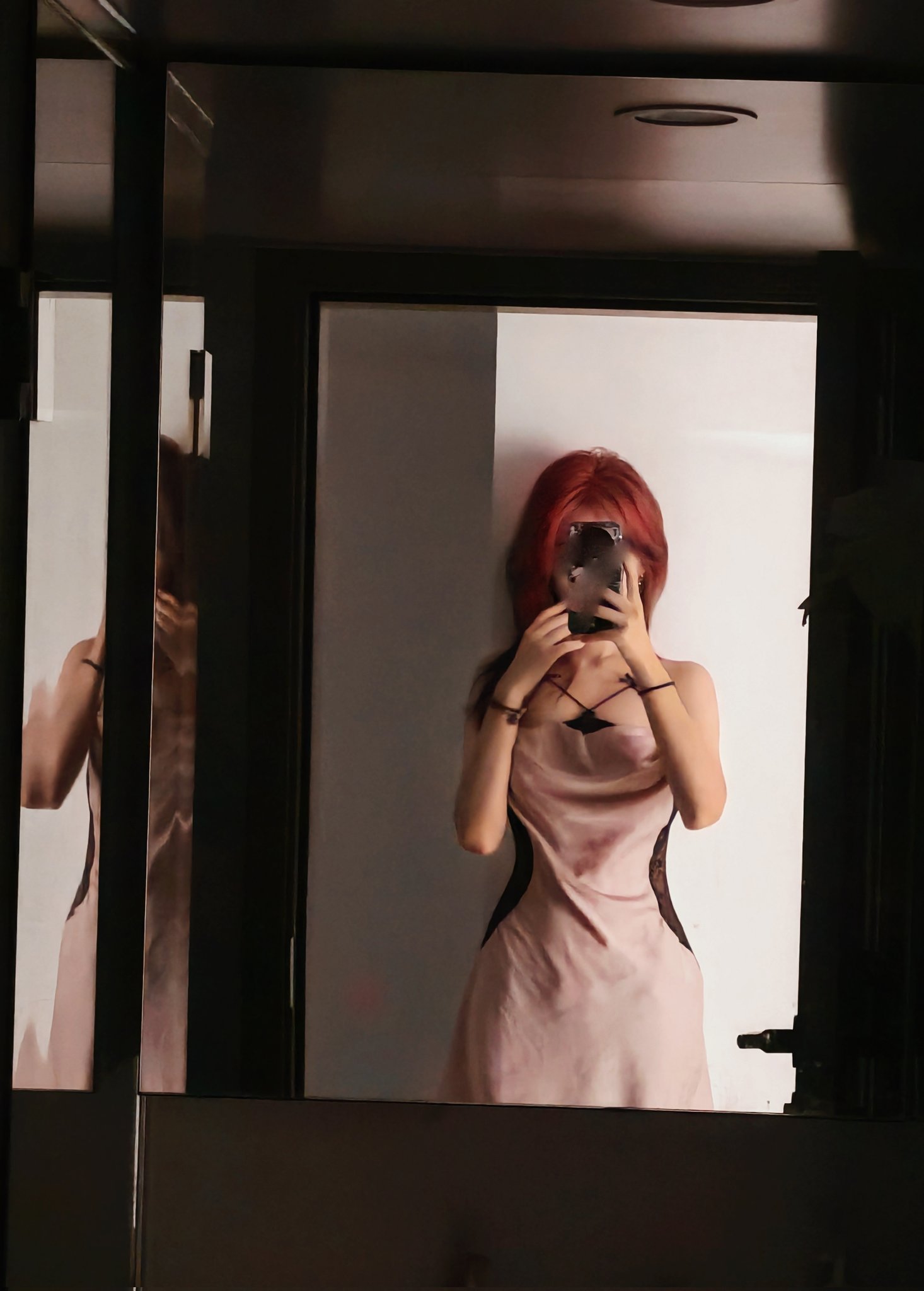 女人在镜子里拍自拍。