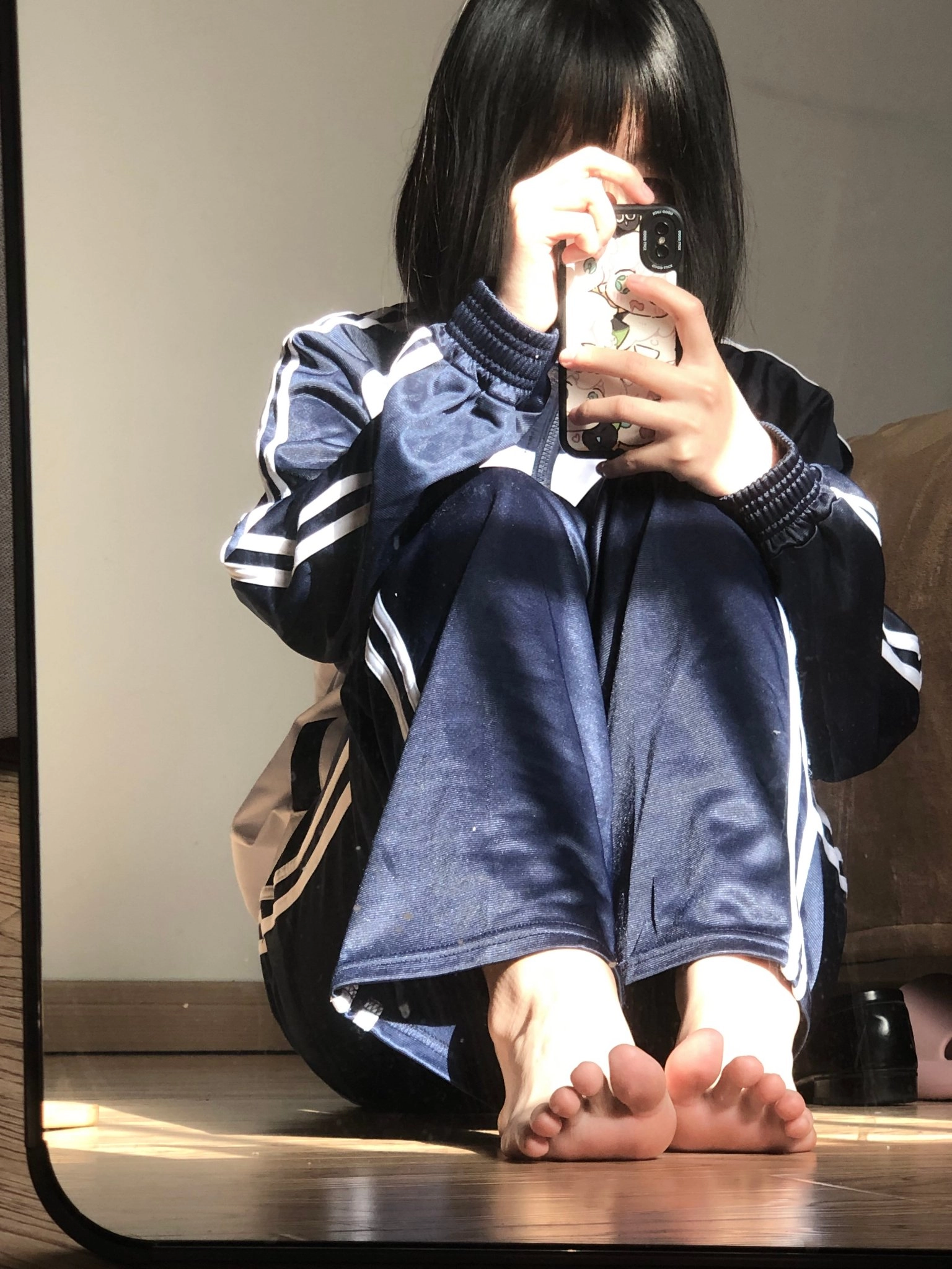 女人用手机拍自拍。