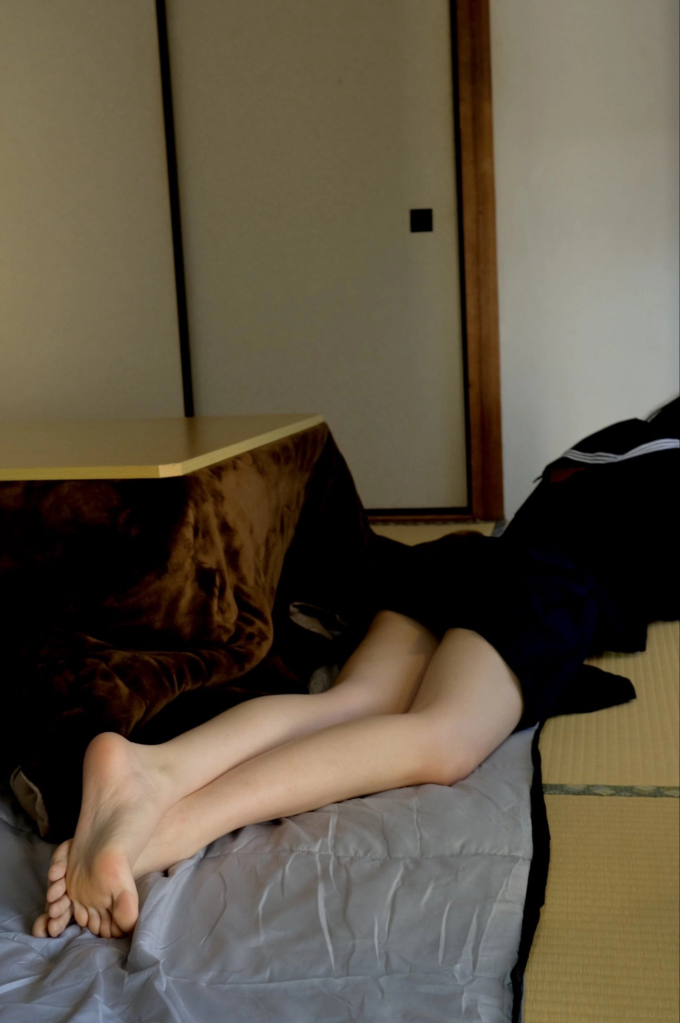 女人躺在床上,双腿交叉。