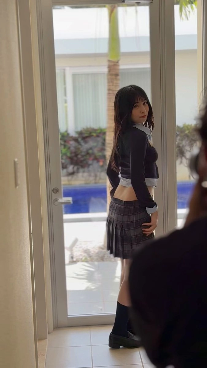 穿着黑色和白色的衬衫的女人为一张照片。