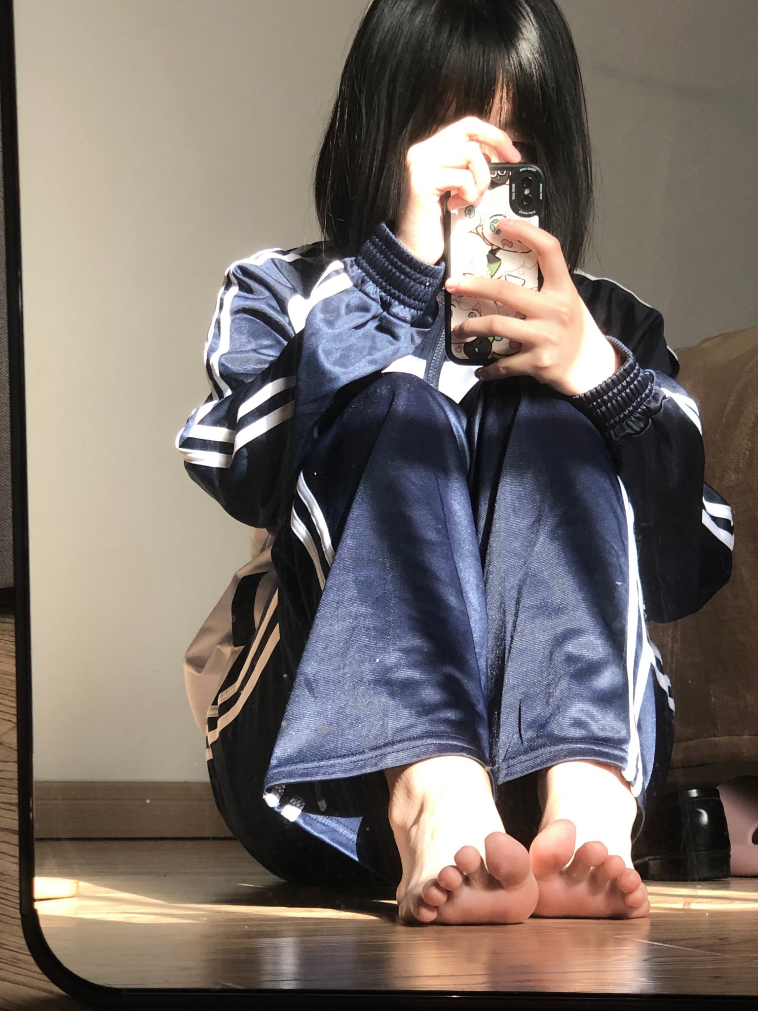 女人用手机拍自拍。