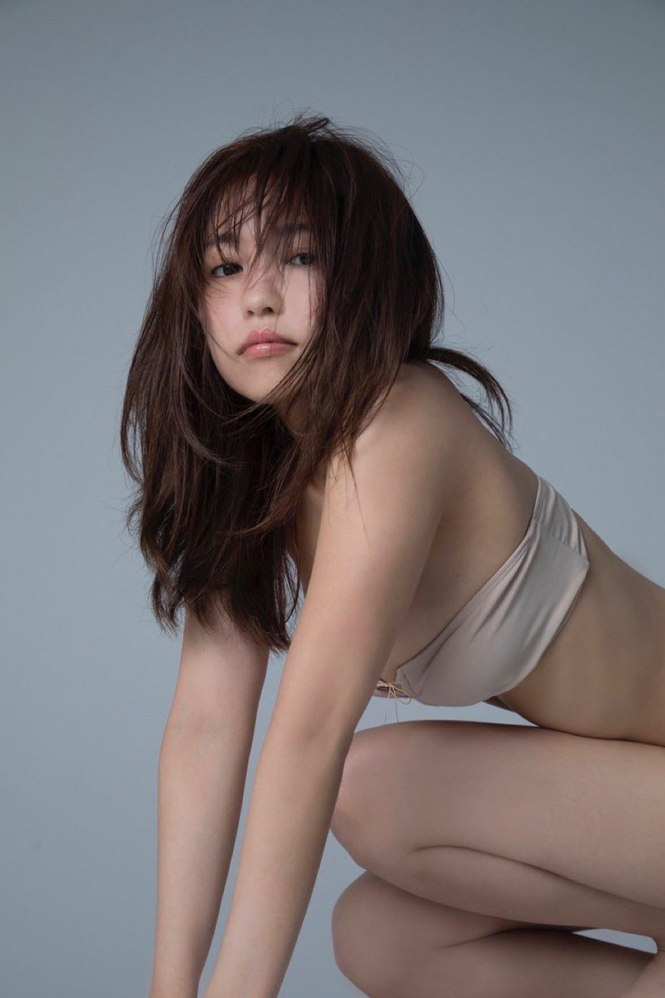 长头发的女人和一只马尾巴。