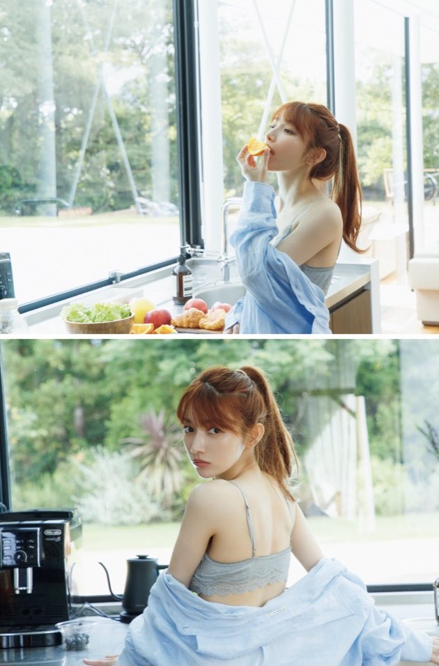 女人吃了一块水果。