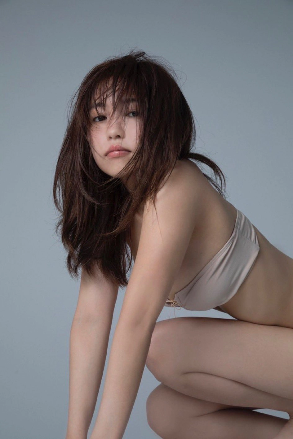 长头发的女人和一只马尾巴。