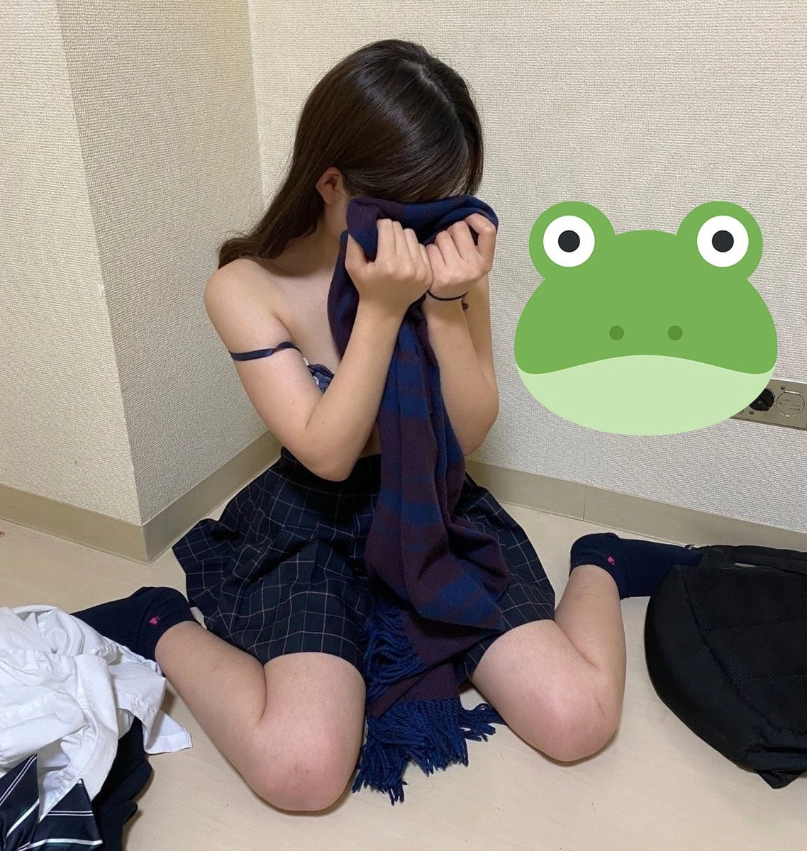 戴着面包遮住脸的女人坐在地板上。