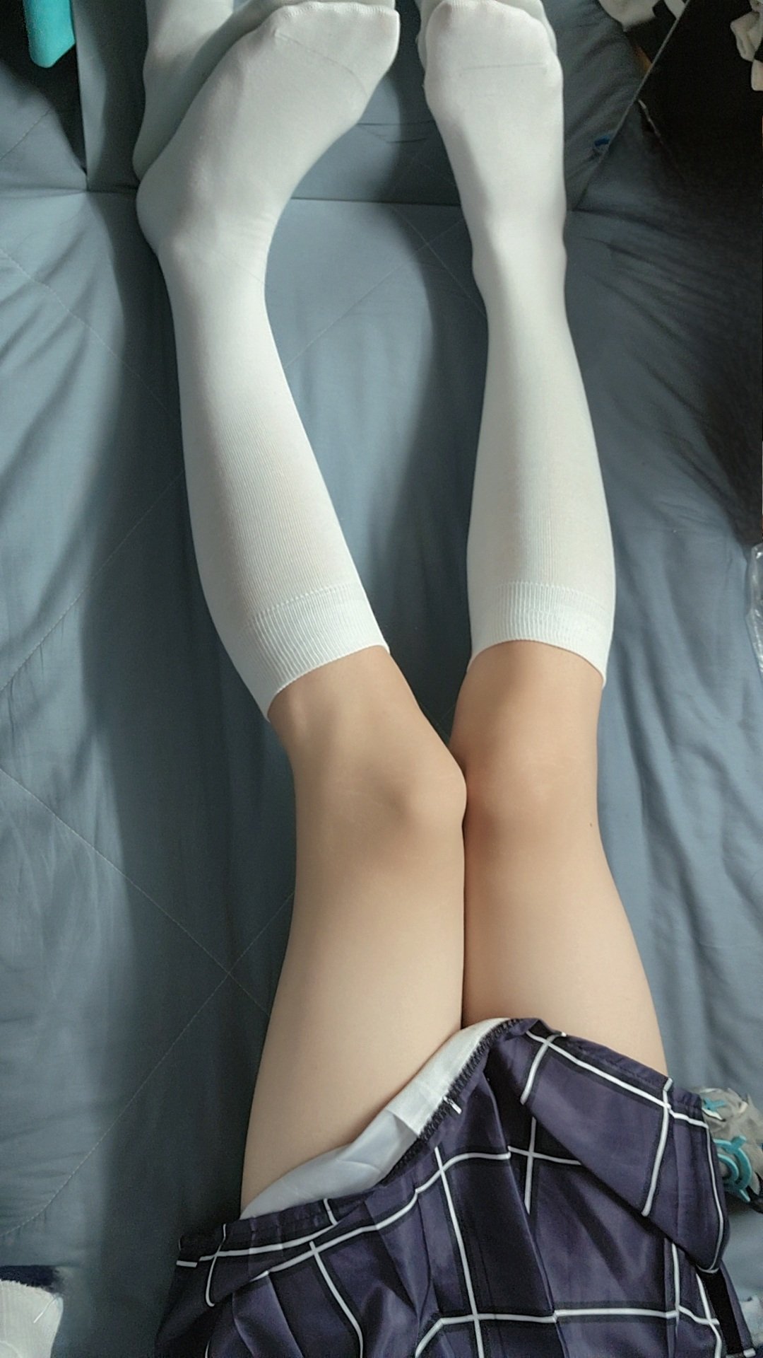 人躺在床上,双腿交叉。