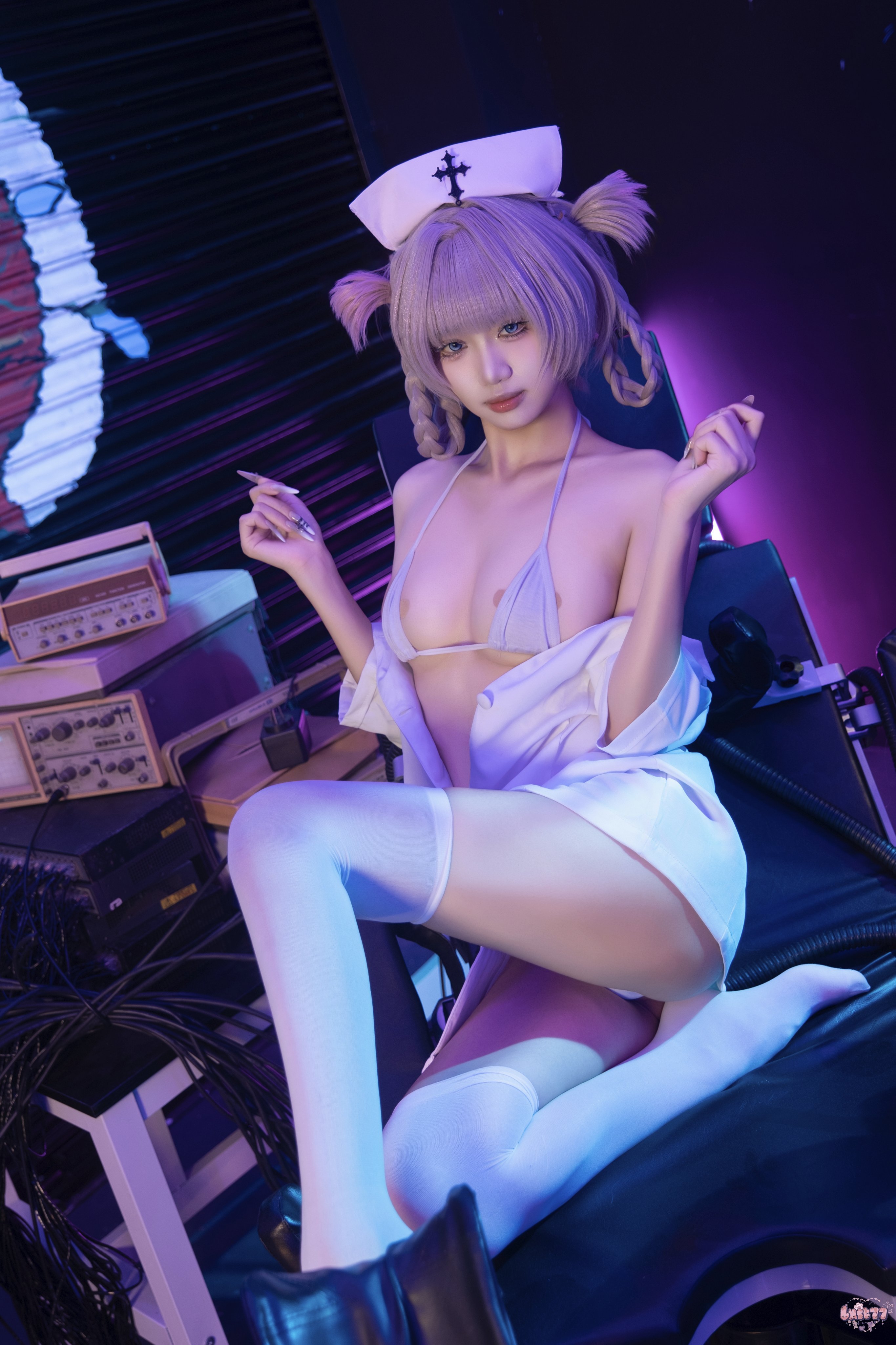 一位穿着白色衬衫和袜子的女人坐在椅子上。